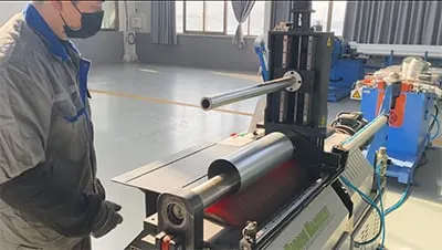 ماكينة CNC لتصنيع مجاري هواء دائرية ذات أسطوانتين DRW-700